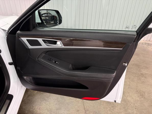 Hyundai Genesis II с пробегом 2014 года, цена 1 747 000 рублей, 212707 км, седан, Автокод Объявления