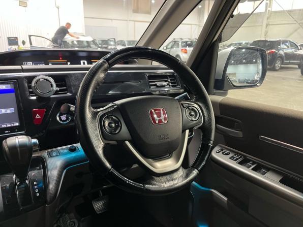 Honda Stepwgn V с пробегом 2015 года, цена 1 630 000 рублей, 251269 км, минивэн, Автокод Объявления