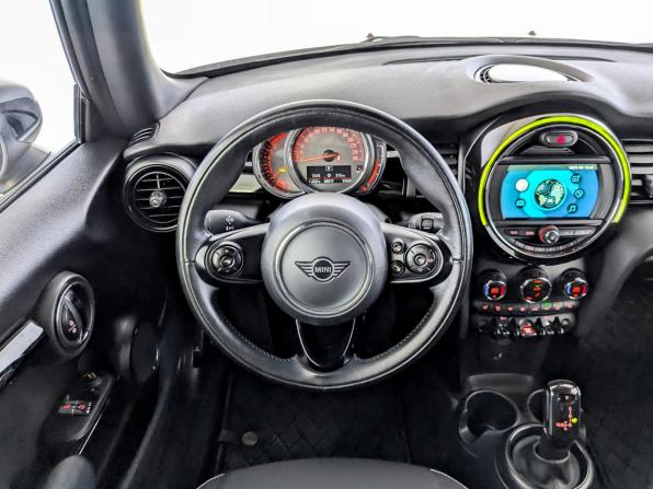 Mini Hatch III (F55/F56) Рестайлинг с пробегом 2021 года, цена 2 550 000 рублей, 66313 км, хэтчбек, Автокод Объявления