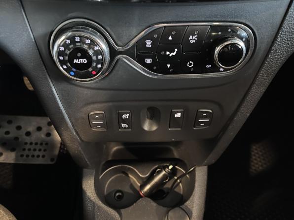 Renault Sandero II с пробегом 2017 года, цена 985 000 рублей, 167833 км, хэтчбек, Автокод Объявления