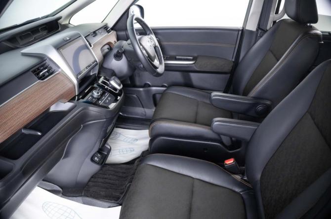Honda Freed II Рестайлинг с пробегом 2022 года, цена 2 449 000 рублей, 42563 км, компактвэн, Автокод Объявления