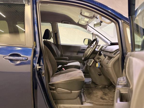 Toyota Voxy II (R70) с пробегом 2009 года, цена 888 000 рублей, 292029 км, минивэн, Автокод Объявления