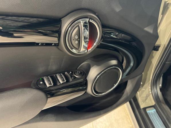 Mini Hatch III (F55/F56) Рестайлинг с пробегом 2020 года, цена 2 450 000 рублей, 28450 км, хэтчбек, Автокод Объявления