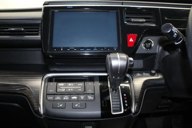 Honda Stepwgn V с пробегом 2015 года, цена 1 750 000 рублей, 82909 км, минивэн, Автокод Объявления