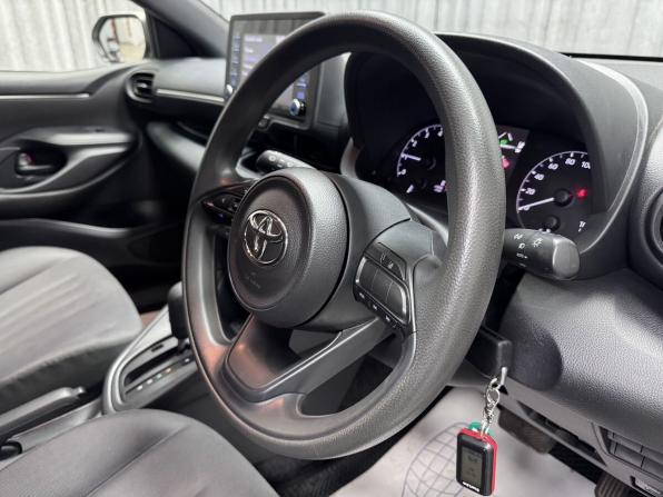 Toyota Yaris IV с пробегом 2020 года, цена 1 400 000 рублей, 65289 км, хэтчбек, Автокод Объявления