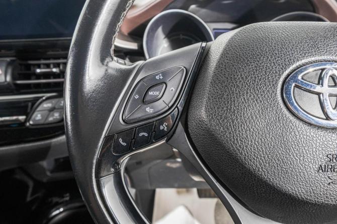 Toyota C-HR I Рестайлинг с пробегом 2019 года, цена 1 999 000 рублей, 127000 км, внедорожник, Автокод Объявления
