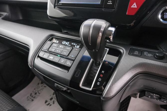 Honda Stepwgn V с пробегом 2015 года, цена 2 049 000 рублей, 93927 км, минивэн, Автокод Объявления