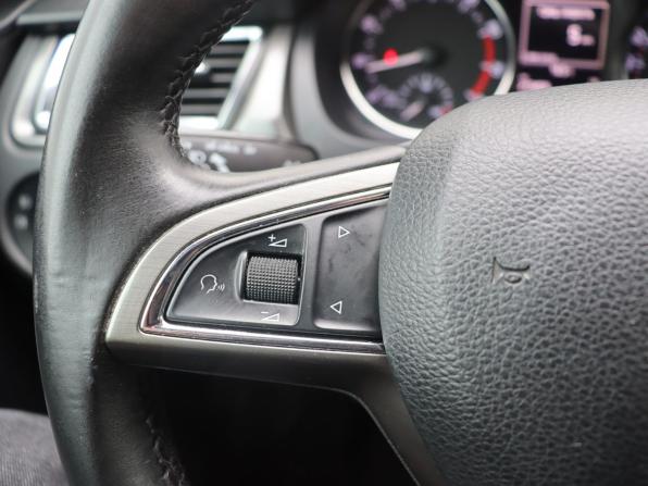 Skoda Rapid I с пробегом 2015 года, цена 960 000 рублей, 219458 км, лифтбек, Автокод Объявления
