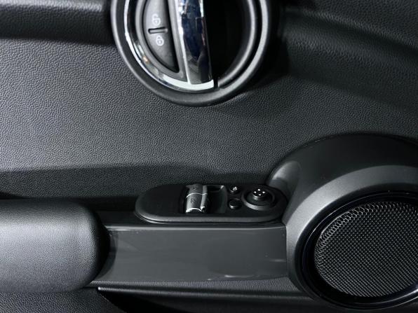 Mini Hatch III (F55/F56) Рестайлинг 2 с пробегом 2021 года, цена 1 850 000 рублей, 159175 км, хэтчбек, Автокод Объявления