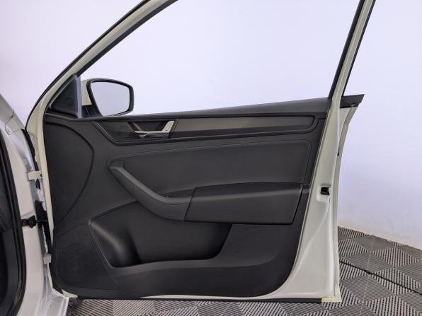 Skoda Rapid II с пробегом 2021 года, цена 1 050 000 рублей, 281341 км, лифтбек, Автокод Объявления