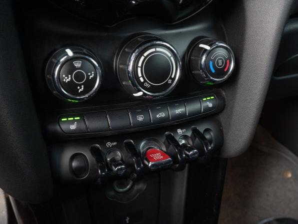 Mini Hatch III (F55/F56) Рестайлинг с пробегом 2018 года, цена 1 499 000 рублей, 131375 км, хэтчбек, Автокод Объявления