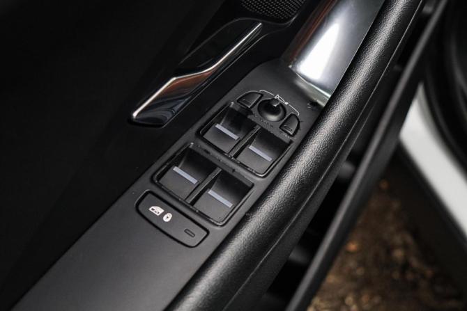 Jaguar E-Pace I с пробегом 2018 года, цена 2 295 000 рублей, 137325 км, внедорожник, Автокод Объявления