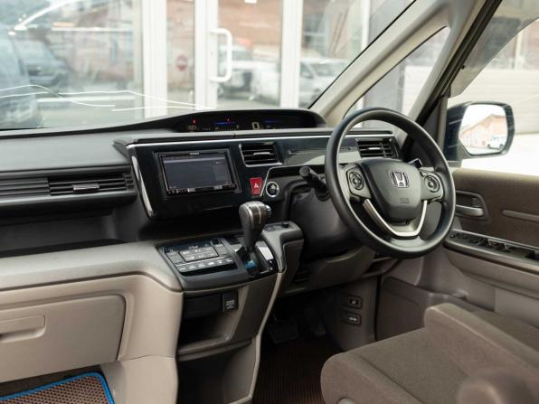 Honda Stepwgn V с пробегом 2016 года, цена 1 680 000 рублей, 188888 км, минивэн, Автокод Объявления
