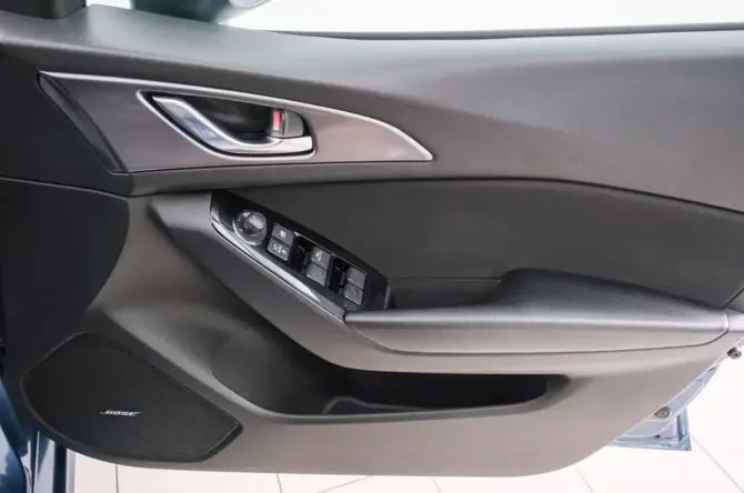 Mazda Axela III Рестайлинг с пробегом 2016 года, цена 1 349 000 рублей, 103600 км, хэтчбек, Автокод Объявления