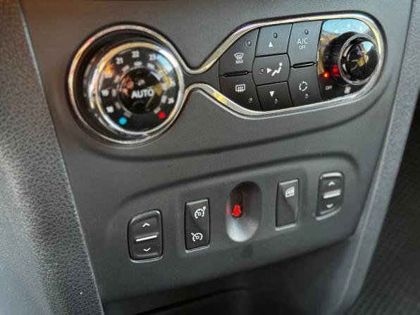 Renault Sandero II с пробегом 2015 года, цена 730 000 рублей, 180191 км, хэтчбек, Автокод Объявления