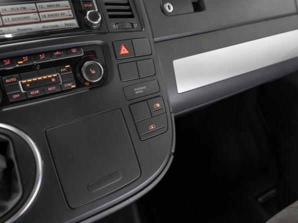 Volkswagen Multivan T5 Рестайлинг с пробегом 2015 года, цена 2 680 000 рублей, 197980 км, минивэн, Автокод Объявления