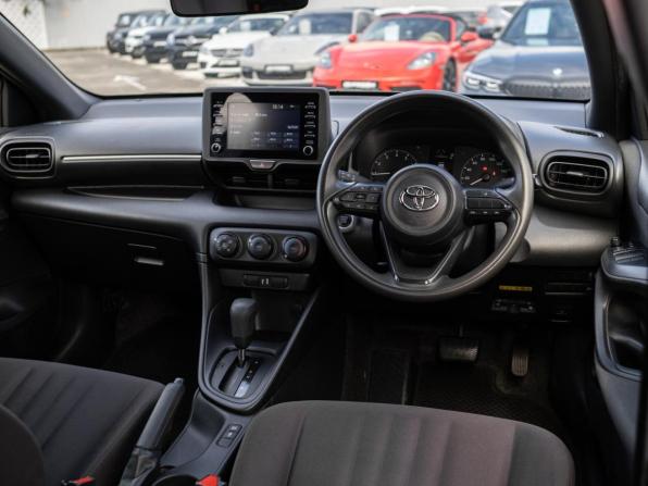 Toyota Yaris IV с пробегом 2021 года, цена 1 199 000 рублей, 151701 км, хэтчбек, Автокод Объявления