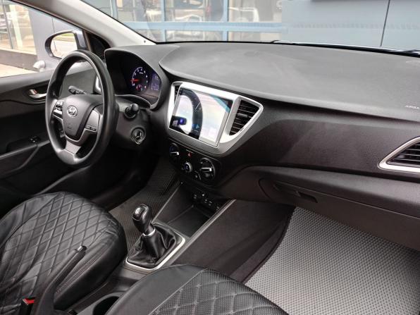 Hyundai Solaris II с пробегом 2017 года, цена 976 000 рублей, 181142 км, седан, Автокод Объявления