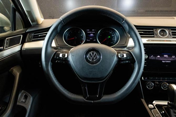 Volkswagen Passat B8 с пробегом 2017 года, цена 1 479 000 рублей, 168014 км, седан, Автокод Объявления