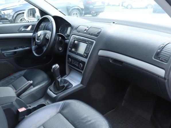 Skoda Octavia II (A5) Рестайлинг с пробегом 2011 года, цена 590 000 рублей, 377698 км, лифтбек, Автокод Объявления