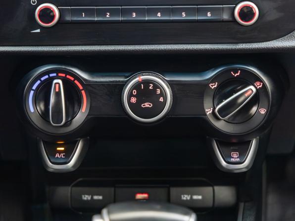 Kia Rio IV Рестайлинг с пробегом 2021 года, цена 1 618 000 рублей, 62770 км, седан, Автокод Объявления