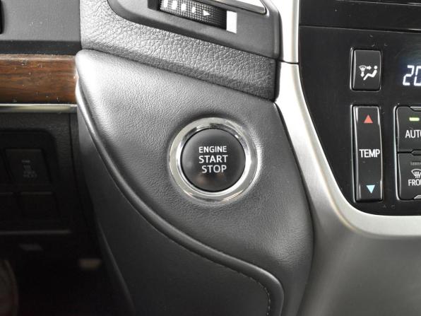 Toyota Land Cruiser 200 Series Рестайлинг 2 с пробегом 2018 года, цена 6 620 900 рублей, 125115 км, внедорожник, Автокод Объявления