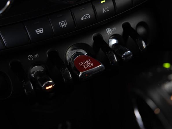 Mini Hatch III (F55/F56) с пробегом 2017 года, цена 1 649 000 рублей, 67652 км, хэтчбек, Автокод Объявления