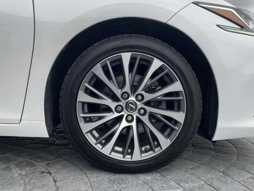 Lexus ES VII Сочи  - изображение 9