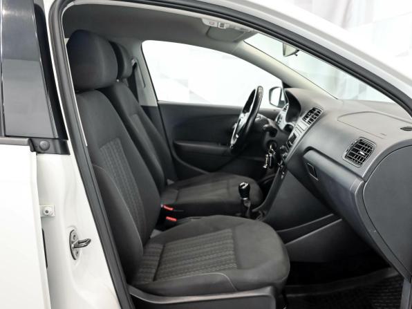 Volkswagen Polo V Рестайлинг с пробегом 2017 года, цена 1 000 000 рублей, 63560 км, седан, Автокод Объявления