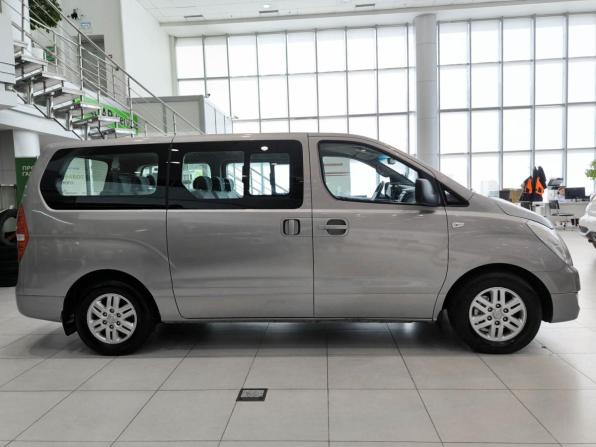 Hyundai H-1 II Рестайлинг с пробегом 2016 года, цена 2 250 000 рублей, 215000 км, минивэн, Автокод Объявления