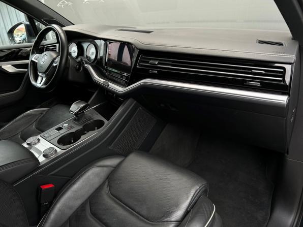 Volkswagen Touareg III с пробегом 2019 года, цена 3 109 700 рублей, 341364 км, внедорожник, Автокод Объявления