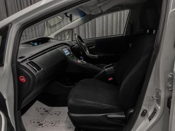 Toyota Prius III Рестайлинг (XW30) с пробегом 2013 года, цена 950 000 рублей, 325000 км, лифтбек, Автокод Объявления