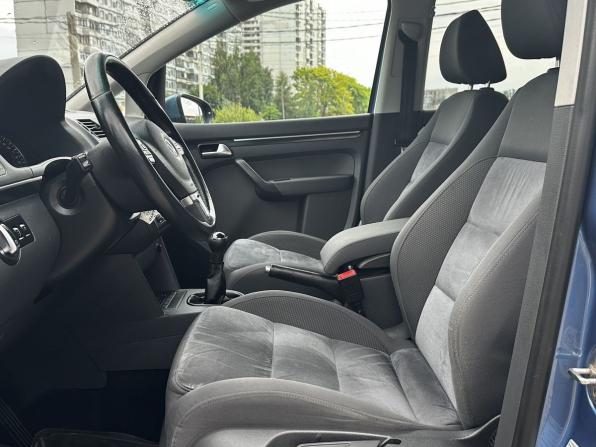 Volkswagen Touran I Рестайлинг 2 с пробегом 2010 года, цена 999 000 рублей, 236516 км, компактвэн, Автокод Объявления