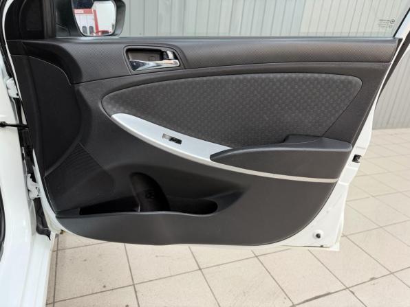 Hyundai Solaris I с пробегом 2012 года, цена 860 000 рублей, 215304 км, хэтчбек, Автокод Объявления