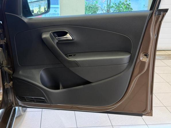 Volkswagen Polo V с пробегом 2015 года, цена 950 000 рублей, 174295 км, седан, Автокод Объявления