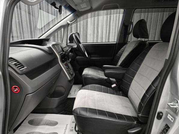 Toyota Voxy II (R70) с пробегом 2010 года, цена 1 380 000 рублей, 200000 км, минивэн, Автокод Объявления