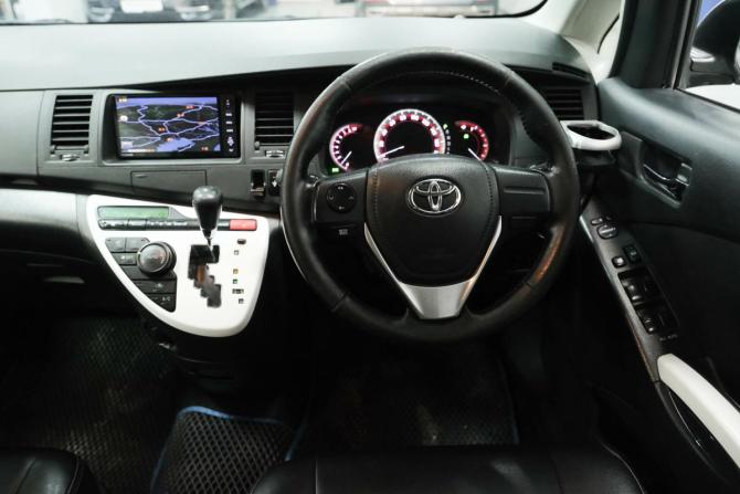 Toyota ISis I Рестайлинг с пробегом 2012 года, цена 1 100 000 рублей, 221686 км, компактвэн, Автокод Объявления