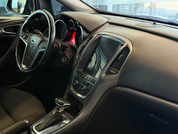 Opel Astra J Рестайлинг с пробегом 2012 года, цена 715 000 рублей, 195582 км, седан, Автокод Объявления