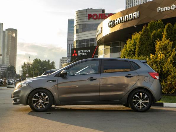 Kia Rio III Рестайлинг с пробегом 2017 года, цена 988 000 рублей, 129300 км, хэтчбек, Автокод Объявления