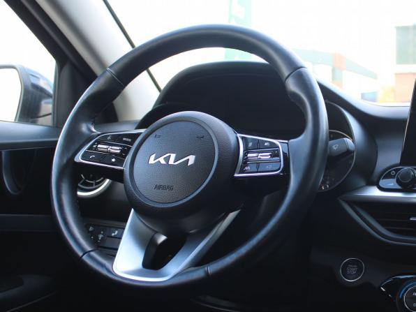 Kia Cerato IV Рестайлинг с пробегом 2022 года, цена 2 429 000 рублей, 33855 км, седан, Автокод Объявления