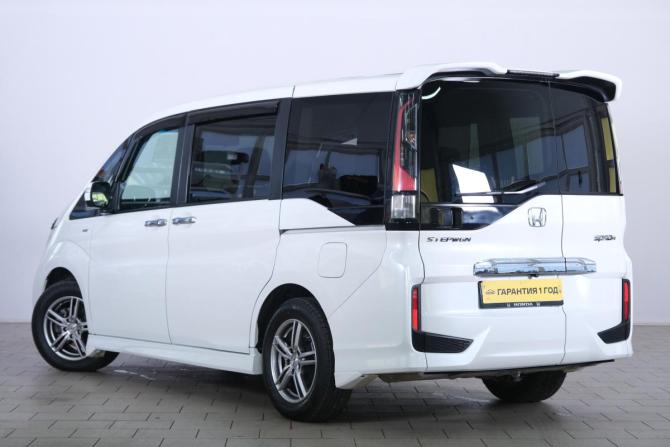 Honda Stepwgn V с пробегом 2015 года, цена 1 899 000 рублей, 132000 км, минивэн, Автокод Объявления