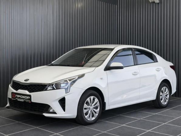 Kia Rio IV Рестайлинг с пробегом 2020 года, цена 1 367 000 рублей, 60997 км, седан, Автокод Объявления