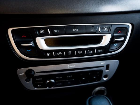 Renault Fluence I Рестайлинг с пробегом 2013 года, цена 680 000 рублей, 260984 км, седан, Автокод Объявления