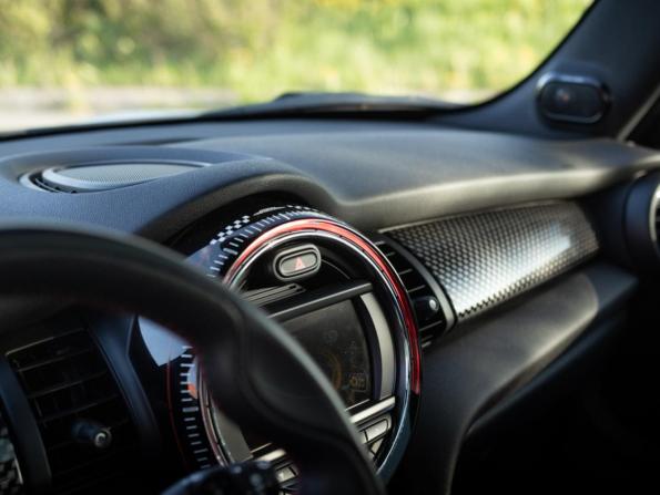 Mini Hatch III (F55/F56) Рестайлинг с пробегом 2018 года, цена 2 679 700 рублей, 110000 км, хэтчбек, Автокод Объявления