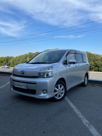 Toyota Voxy II (R70) с пробегом 2010 года, цена 1 250 000 рублей, 350000 км, минивэн, Автокод Объявления