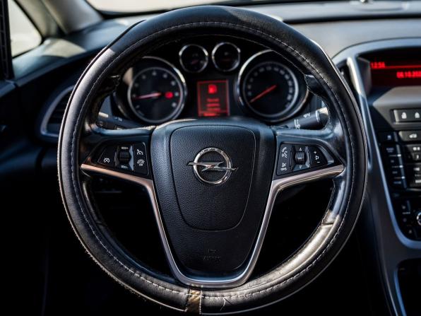 Opel Astra J Рестайлинг с пробегом 2013 года, цена 860 000 рублей, 253495 км, седан, Автокод Объявления