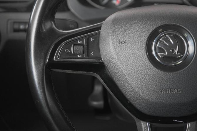 Skoda Rapid I Рестайлинг с пробегом 2018 года, цена 999 000 рублей, 333000 км, лифтбек, Автокод Объявления
