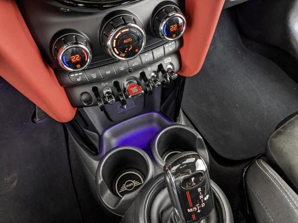 Mini Hatch III (F55/F56) Рестайлинг с пробегом 2020 года, цена 2 990 000 рублей, 84800 км, хэтчбек, Автокод Объявления