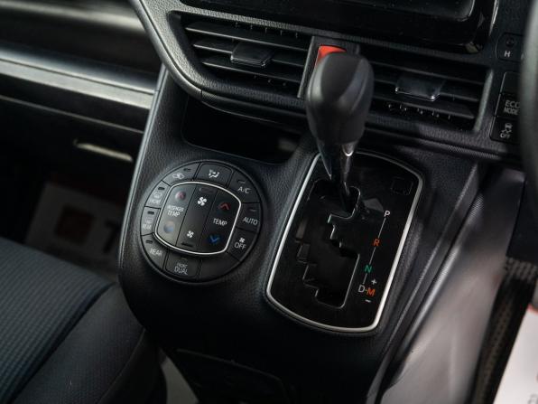 Toyota Noah III (R80) Рестайлинг с пробегом 2020 года, цена 2 170 300 рублей, 150748 км, минивэн, Автокод Объявления