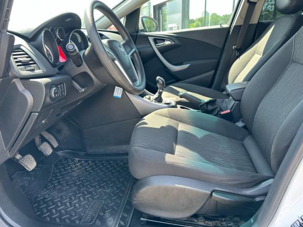 Opel Astra J Рестайлинг с пробегом 2014 года, цена 639 000 рублей, 157000 км, седан, Автокод Объявления